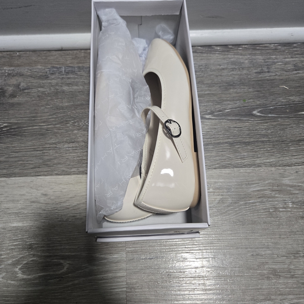 Tahari Vienna Ivory Patent Ballet Flats Size 7 - Picture 7 of 7